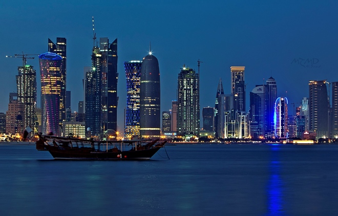 Qatar là một trong số những đất nước có diện tích nhỏ nhất nhưng cũng giàu có nhất thế giới. Các công trình nhân tạo nhưng đẹp như thiên đường của Qatar đã được xây dựng từ chính các cồn cát khô hạn. Nhờ nguồn tài nguyên dầu lửa dồi dào, đất nước này có mức sống cao không kém các nước tây Âu.